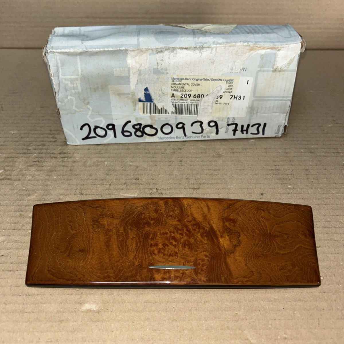 A2096800939 7H31 MERCEDES BENZ C209 CENTRAL CONSOLE ASHTRAY