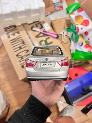 1:18 Scale Nissan Versa Venucia Sedan Silver Diecast Model Car - Picture 5 of 23
