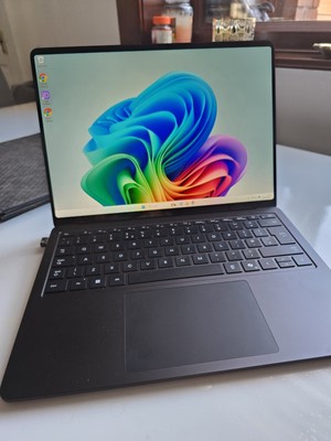 Microsoft Surface 8 Windows Laptop Snapdragon X Plus 512GB SSD schwarz + Tasche 13,8''