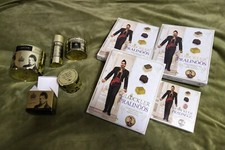 Harald glööckler leere Verpackung von Pralinen und Kosmetik