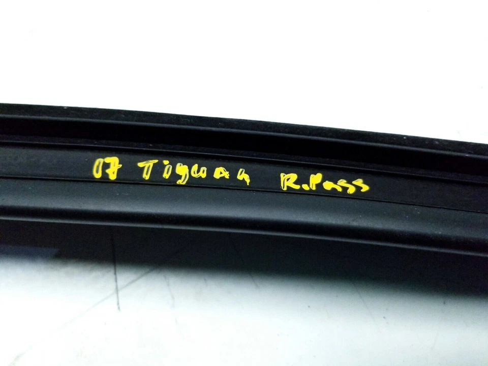 09 11 12 13 14 15 16 17 VW TIGUAN REAR RIGHT PASS WINDOW WEATHERSTRIP SEAL OEM - Image 2 of 4