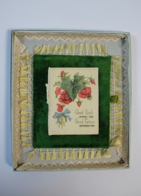Edwardianische Weihnachtskarte, Zelluloid auf grünem Samt, Seidenquastenrand, in Box