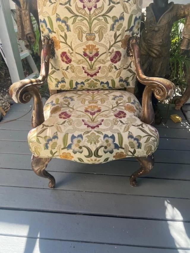 Sillón grande antiguo tallado en nogal italiano Foto 2 de 4