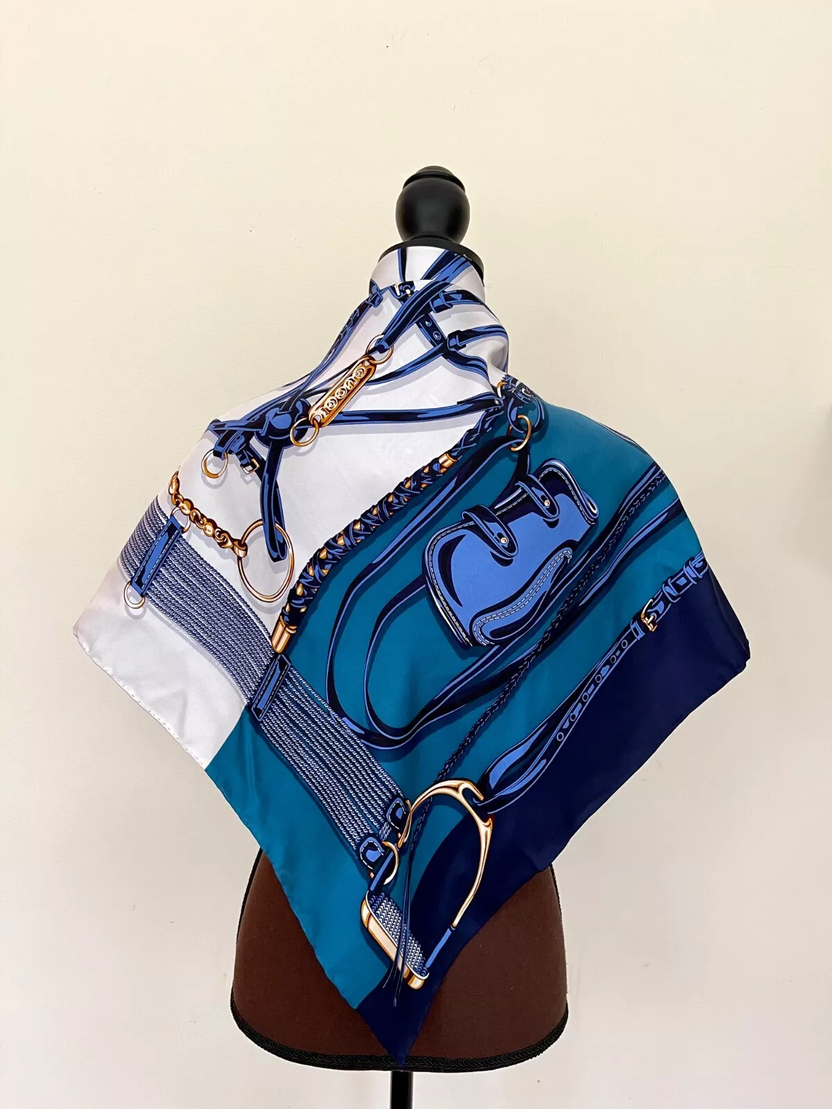 Neuf écharpe logo Gucci cheval équestre blanc bleu soie enveloppe avec boîte cadeau Gucci