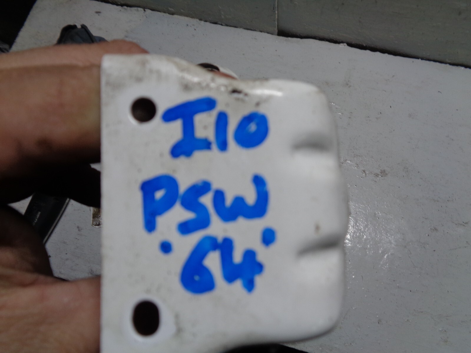 HYUNDAI i10 MK2 FUEL FILLER COVER FLAP AND CAP WHITE PSW 2014 TO 2016