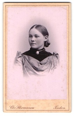 Fotografie Chr. Schwennesen, Tondern, Wester-Straße 4, Porträt einer jungen Fra 
