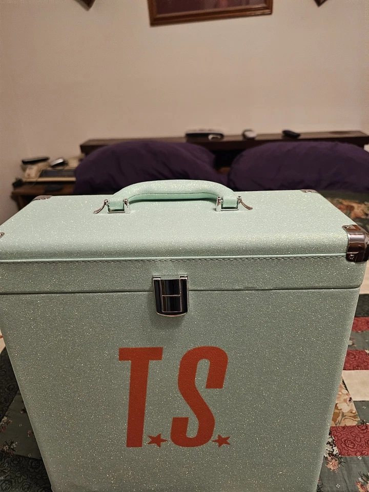 TAYLOR SWIFT THE LIFE OF A SHOWGIRL VINYL COLLECTORS CASE LIMITED EDIT. SOLD OUT - Image 3 of 4