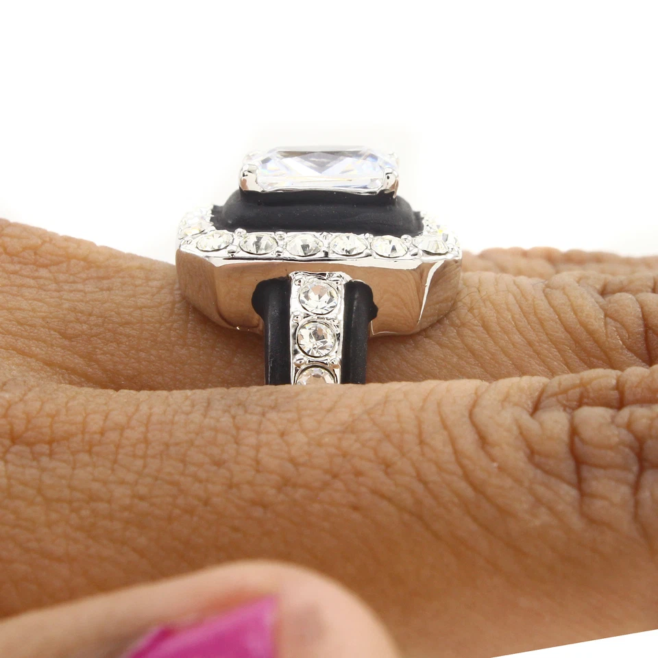 Anillo de moda esmeralda y redondo de circonita cúbica y esmalte negro enchapado en oro de 14k Foto 3 de 4