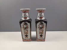 Coppia di vasi in porcellana stile orientale senza marchio - qualche segno di usura - alti 21 cm