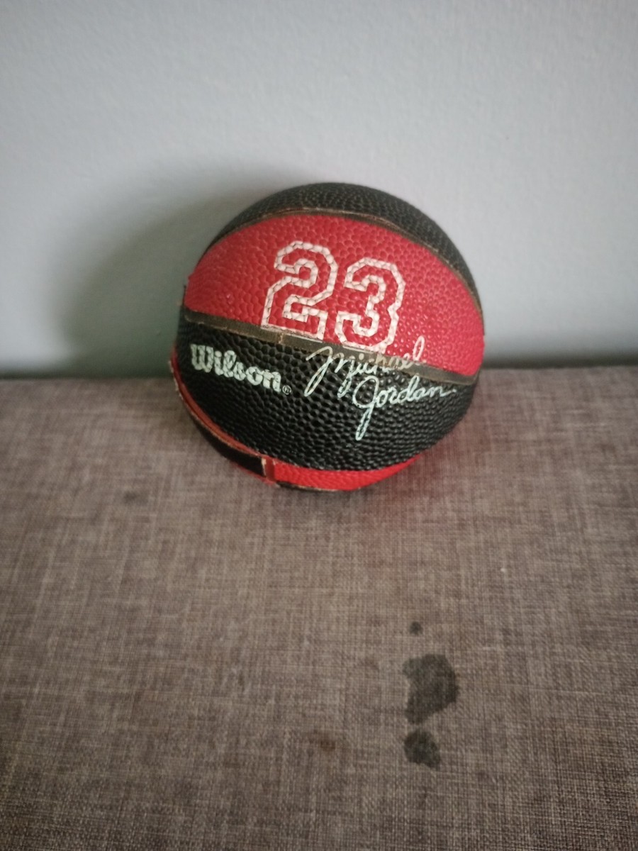 ウイルソン　JORDAＮ　ビンテージバスケットボールケース入り腕時計 Never Worn Wilson Michael Jordan Watch With Worn Basketball