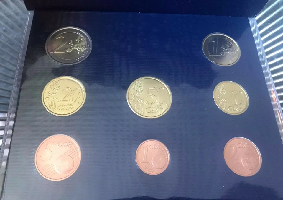 VATICAN 8 EURO COINS SET 2014 FRANCIS I IN OFFICIAL PRESENTATION FOLDER - Image 3 of 3