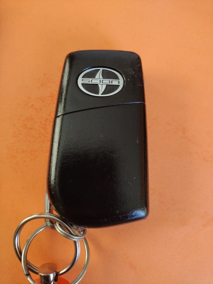 Mando a distancia Scion Flip Key 3 botones modelo 2000-2010, con llave de cabezal remoto. Foto 3 de 4