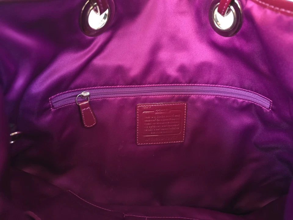 Bolso de Mano Coach Poppy Evie Púrpura De Colección, Incluye Dijes y Cubierta Antipolvo - Totalmente Nuevo Foto 3 de 3
