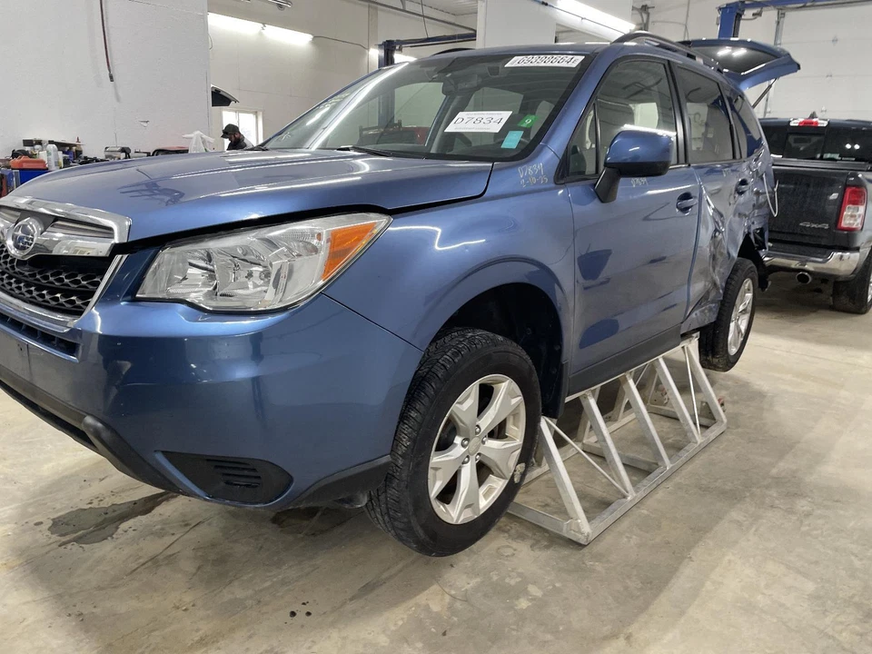 Used Left Headlight Assembly fits: 2015 Subaru Forester 2.5L chrome background h Foto 2 de 4