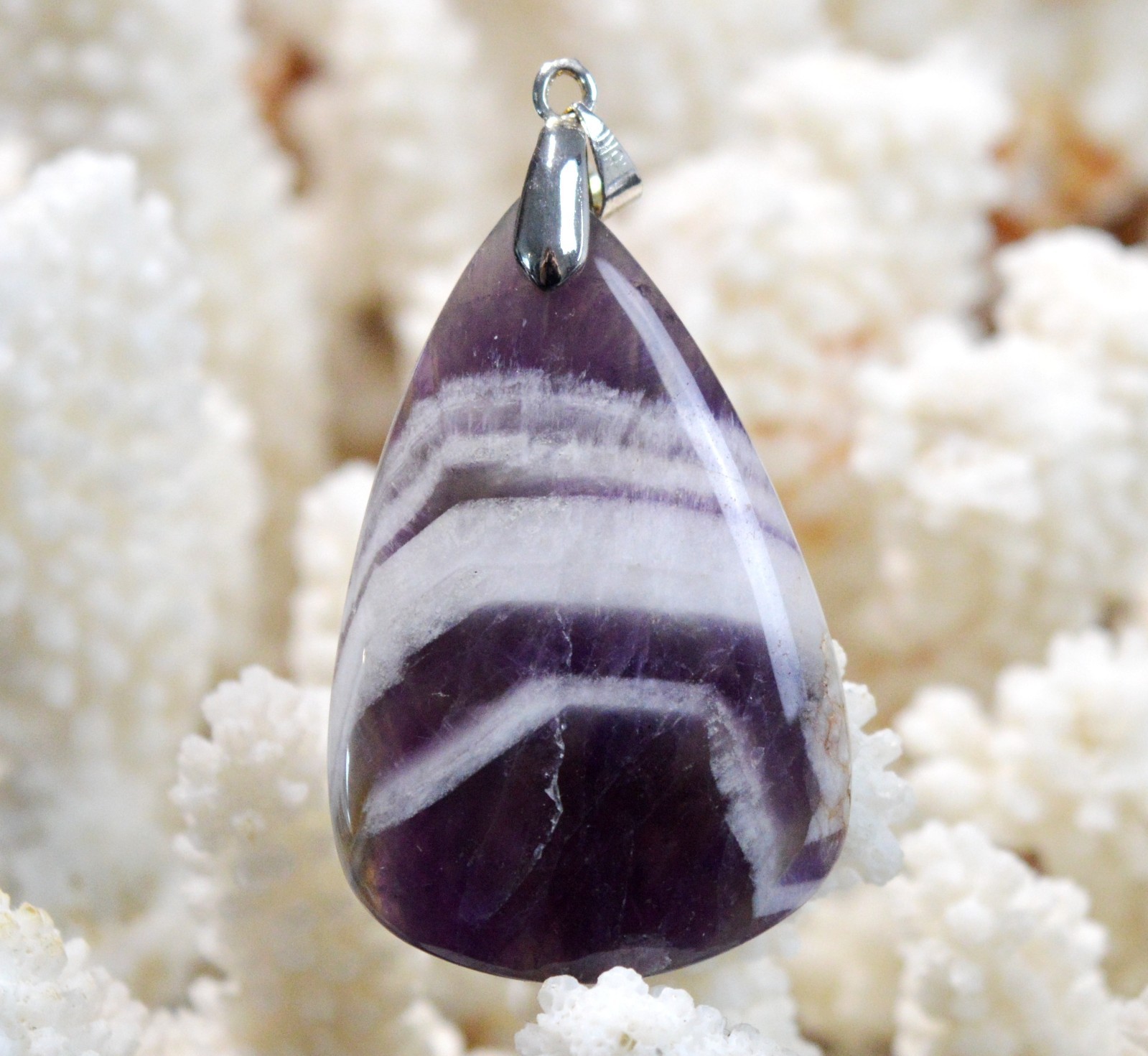 Améthyste chevron 62 carats, pendentif cabochon pour harmoniser vos tenues