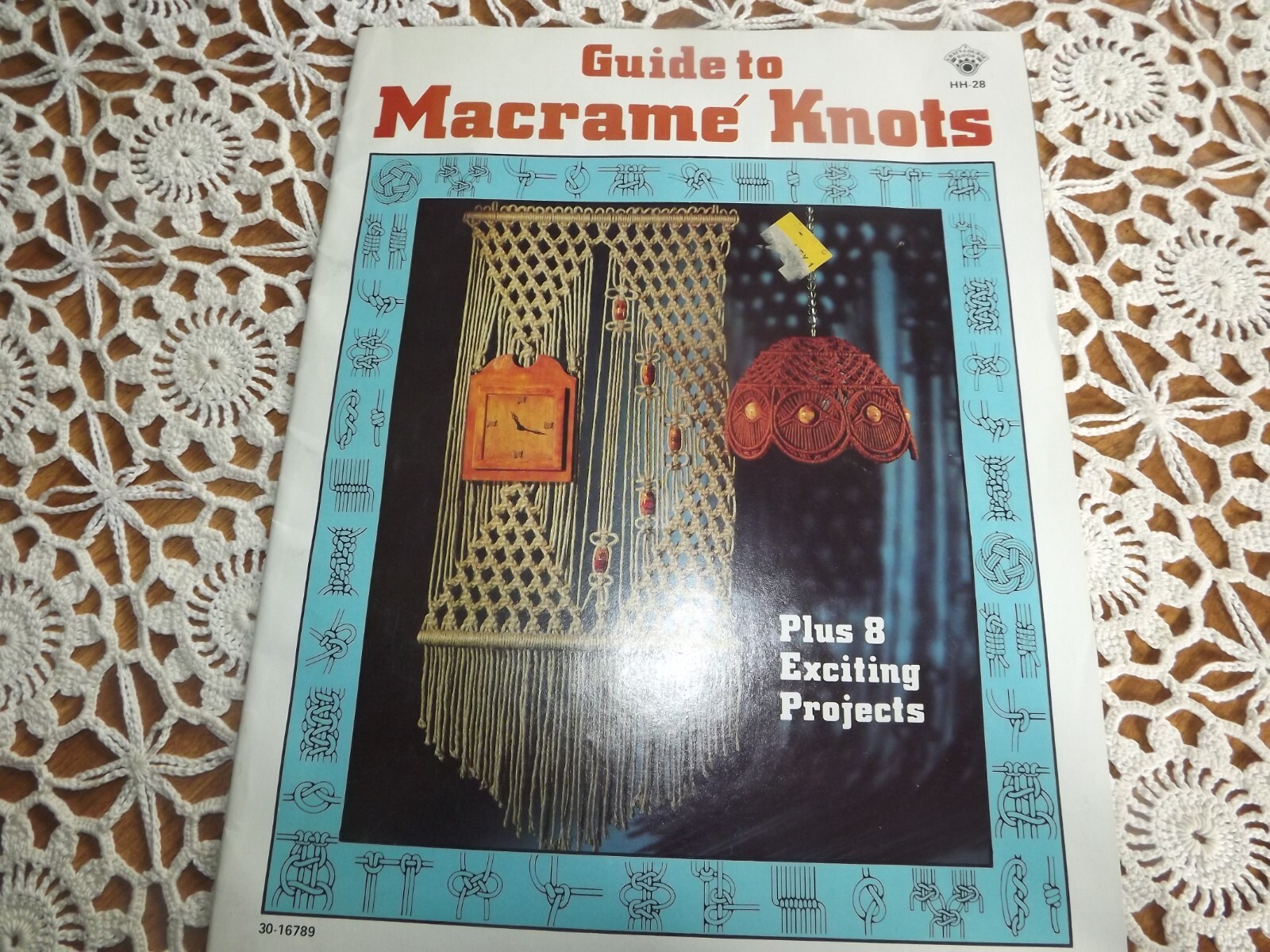 Guide to Macramé Knots HH-28 Pattern Booklet with 8 Projects, Used