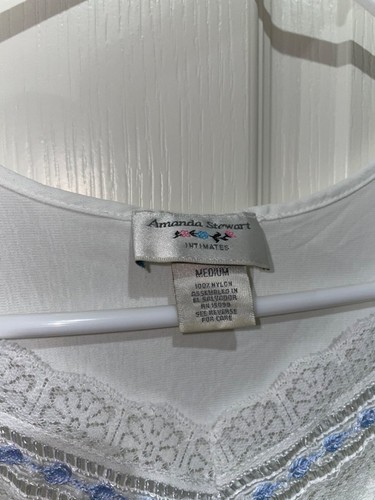 VTG AMANDA STEWART INTIMATES MEDIUM WHITE LACE WITH BLUE FLORAL EMBROIDERY - Picture 3 of 3