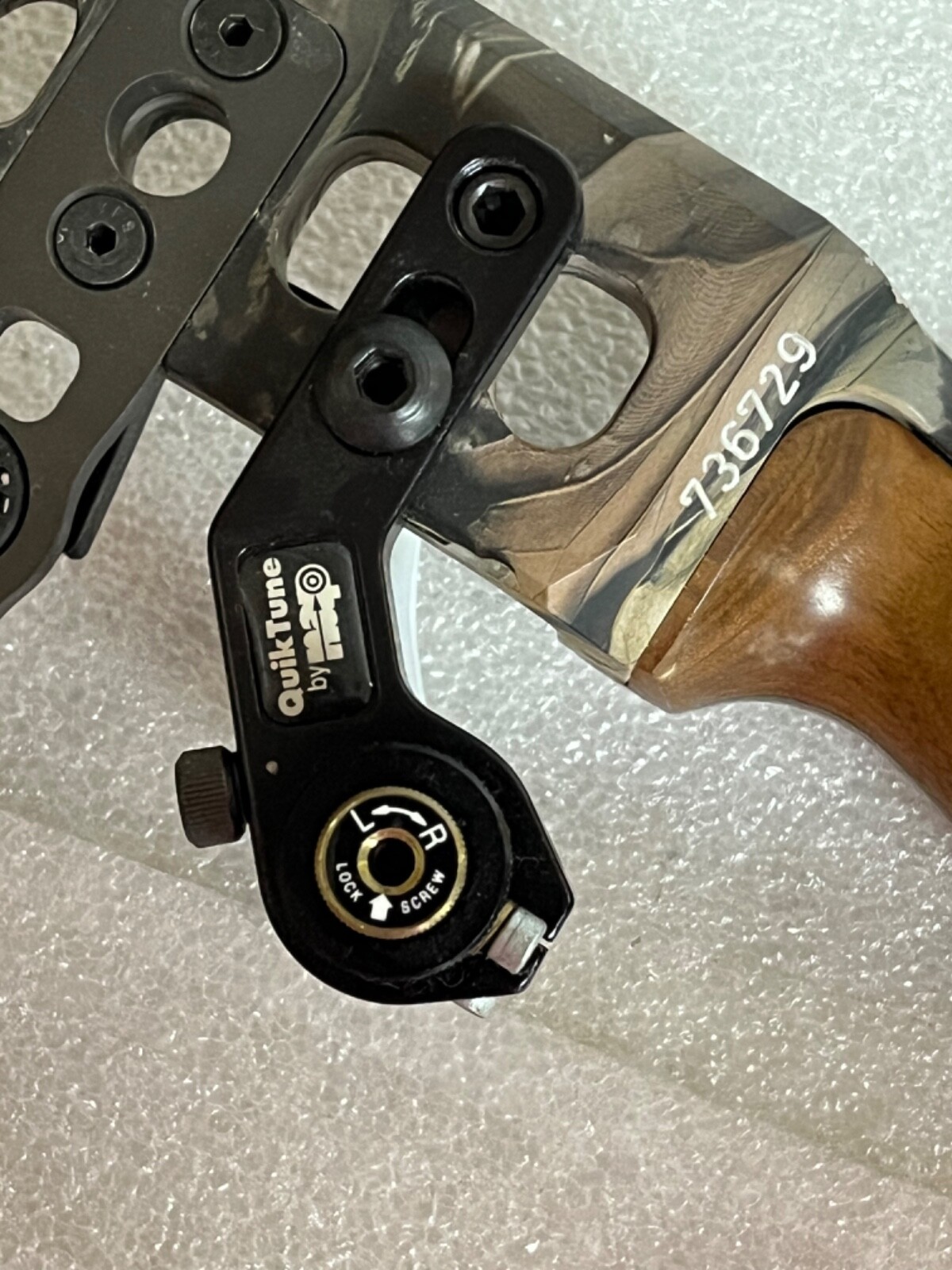 Mathews RH 70 Switchback XT with 12 Easton Carbon arrows & quiver