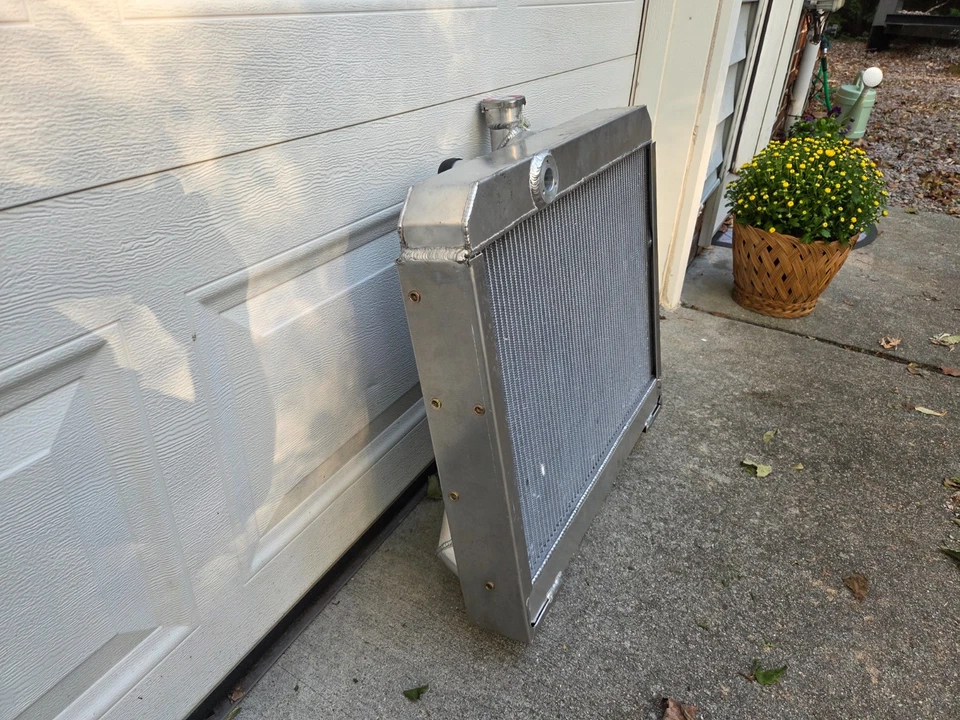 Radiador de aluminio apto para Jaguar 4.2L XKE E-Type Series 2 1968-1971 transmisión manual Foto 4 de 4