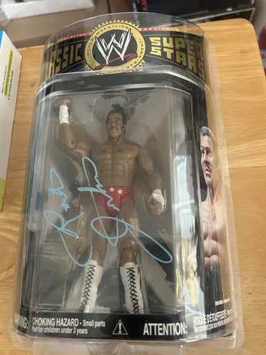 Figurine autographe signée Rocky Johnson WWE Classic Superstars - Photo 1/2