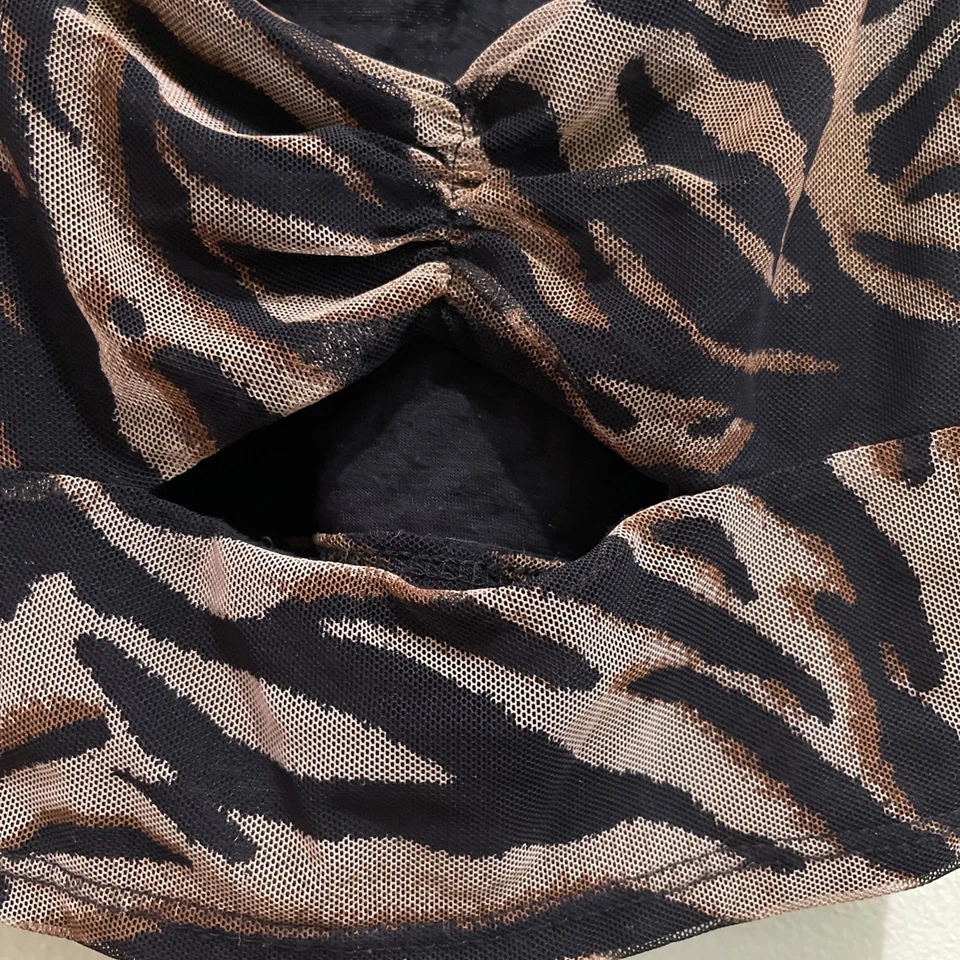 Top recortado de malla Mariana Urban Outfitters para mujer con estampado de tigre talla Xs usado en excelente estado Foto 3 de 4