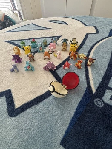 POKEMON CATCH AND RELEASE VINTAGE TOYS LOT OF 24 AND 1 POKEBALL