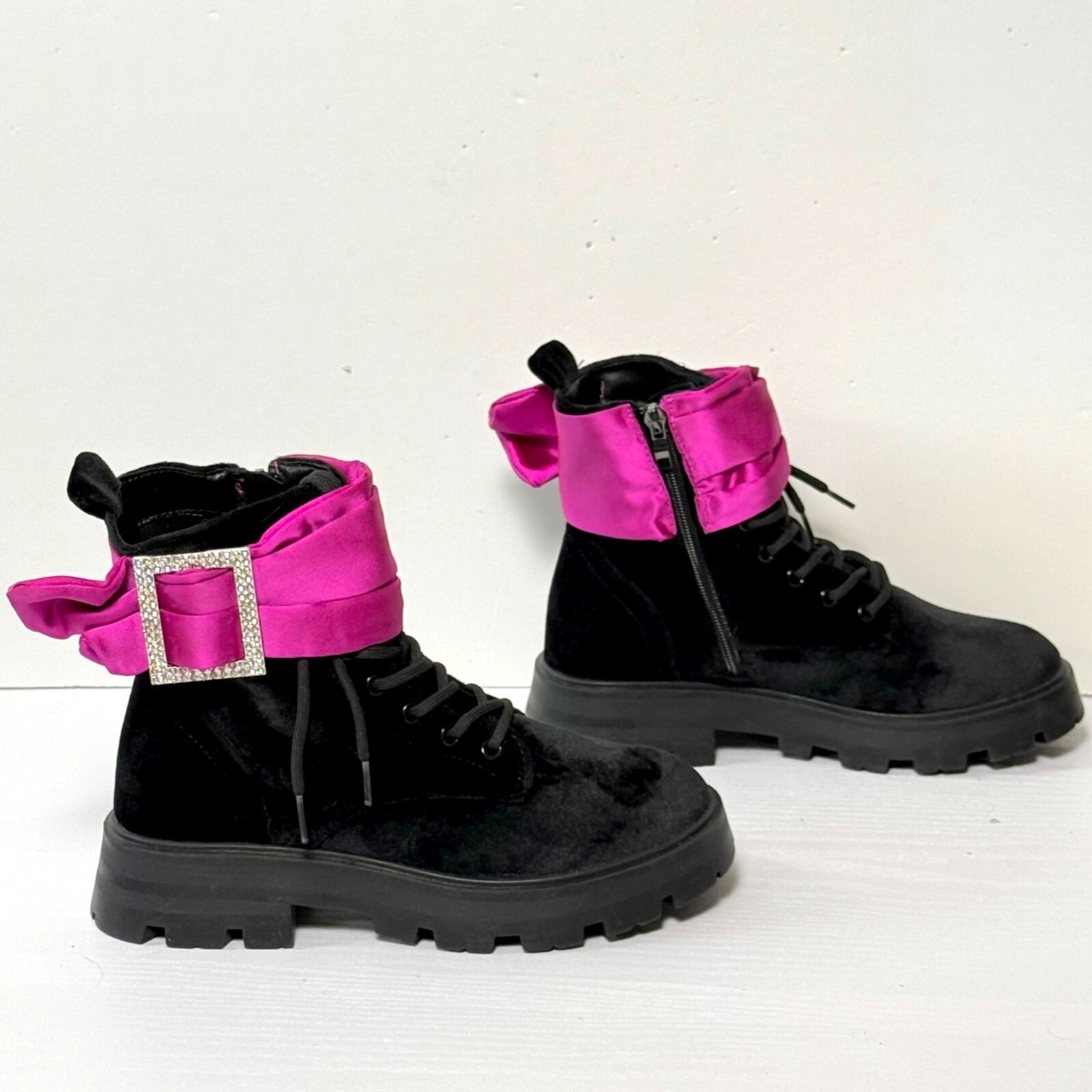 SAOLA Stivali Betsey Johnson Dozer taglia 7 neri velluto combattimento rosa fascia fibbia suola a strappo