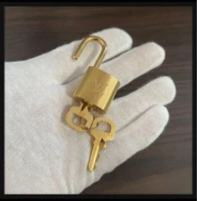 Louis Vuitton Padlock Cadena Key No. 310 Bag Charm Gold Metal Authentic YK597