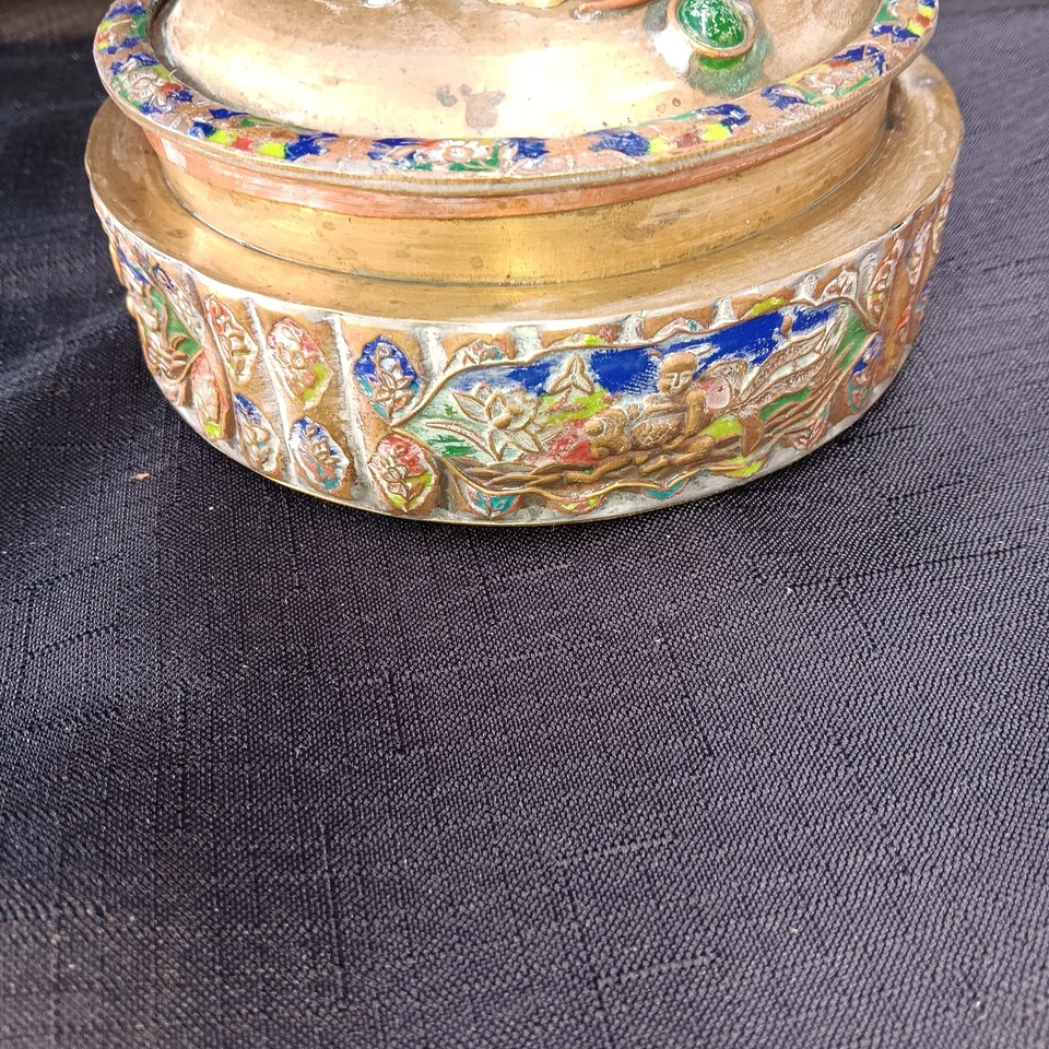 Antigua caja de baratijas china de latón de 5,5" redonda con esmalte de cabujones de coral y jade Foto 4 de 4