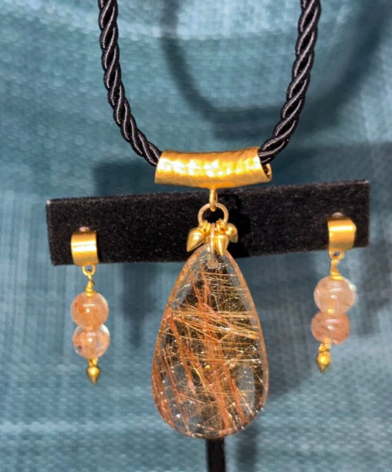 Juego de collar y pendientes de cuarzo rutilado dorado Foto 2 de 4