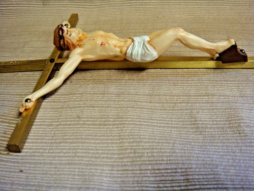 Schmales massives Messing Kruzifix Kreuz mit geformtem bemalten Christus - Bild 7 von 8