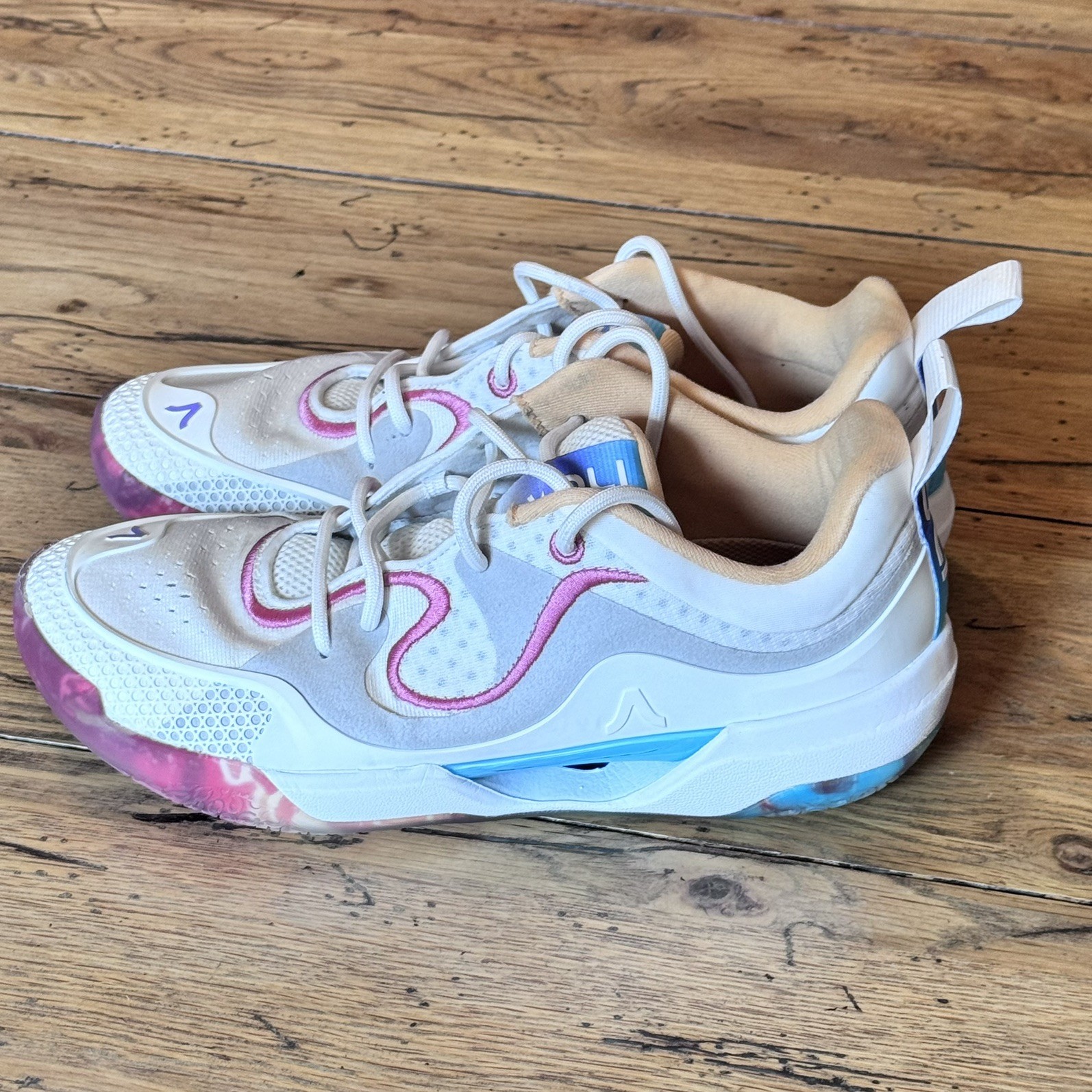 Rare Avoli Low Volleyball, Court Shoe Iridescent Women&rsquo;s S