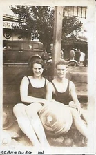 Vintage Portrait FOUND FAMILY PHOTOGRAPH Black And White ORIGINAL 45 42 Y