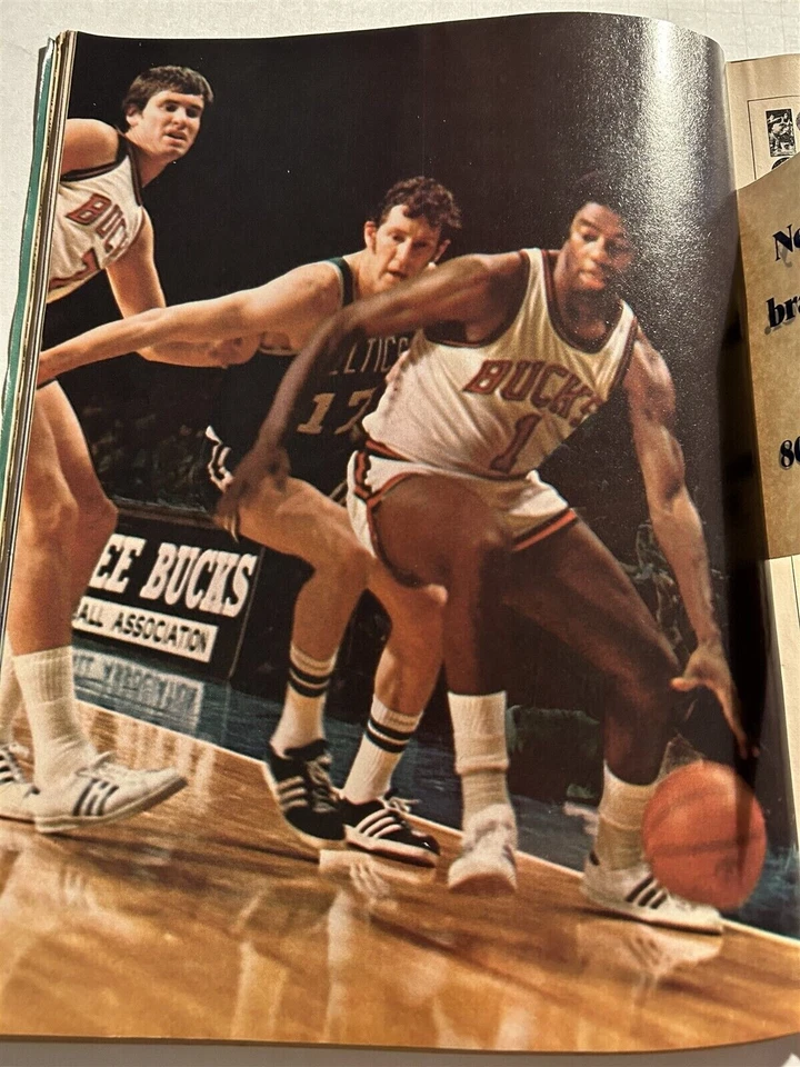 Revista deportiva 1973 Oscar Robertson Milwaukee Buck sin etiqueta Clemente Chamberlain Foto 4 de 4