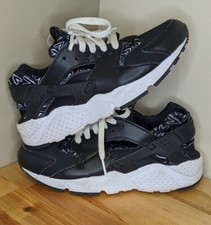 NIKE HUARACHE RUN PRINT BLACK WHITE RUNNING size 5y , 704947-004