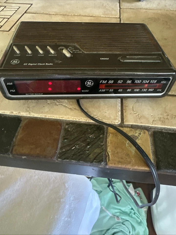Radio Reloj Despertador GE De Colección 7-4612B AM/FM Pantalla Roja Imitación Grano Madera FUNCIONA Foto 4 de 4