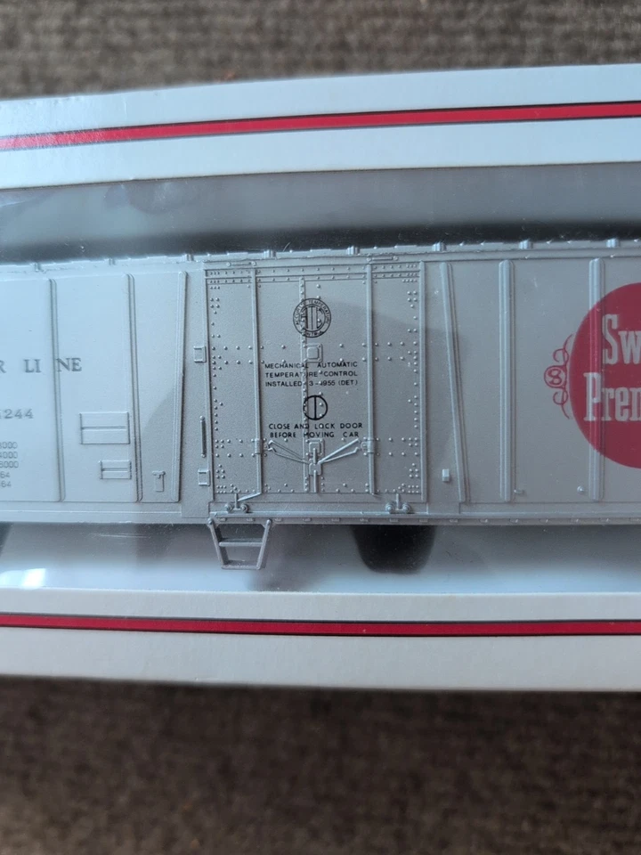Bachmann HO Scale 51' Mechanical Steel Reefer Car Swift’s Premium #43-1009-53 - Image 4 of 4