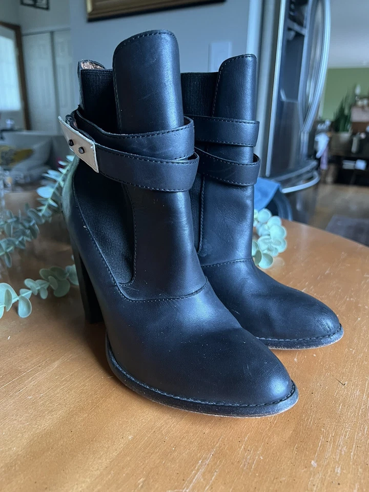 Botas de tornozelo femininas Elizabeth & James E-Solar com cinto couro preto tamanho 9B - Imagem 2 de 4