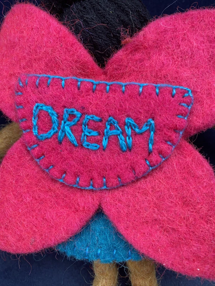 Muñeca Hada de los Dientes de Fieltro, Pelo Negro, Bolsillo de Sueño para Diente Foto 3 de 4