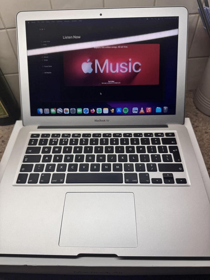 Apple MacBook Air 13" A1466 Early 2015 Intel Core i5 4GB Intel HD Graphics - Image 2 of 4