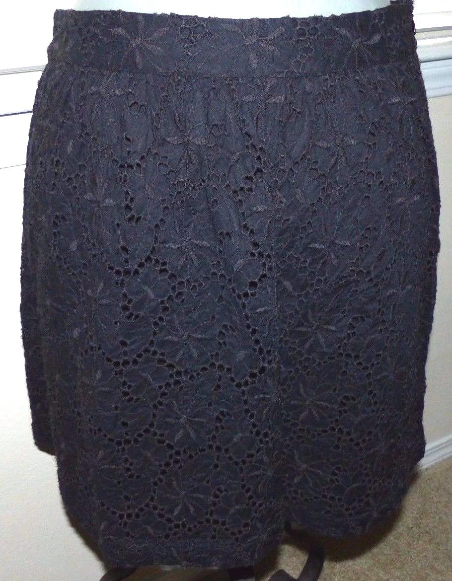 ANN TAYLOR Loft Solid Black Cotton Eyelet Short Skirt **Size 4/6** EUC