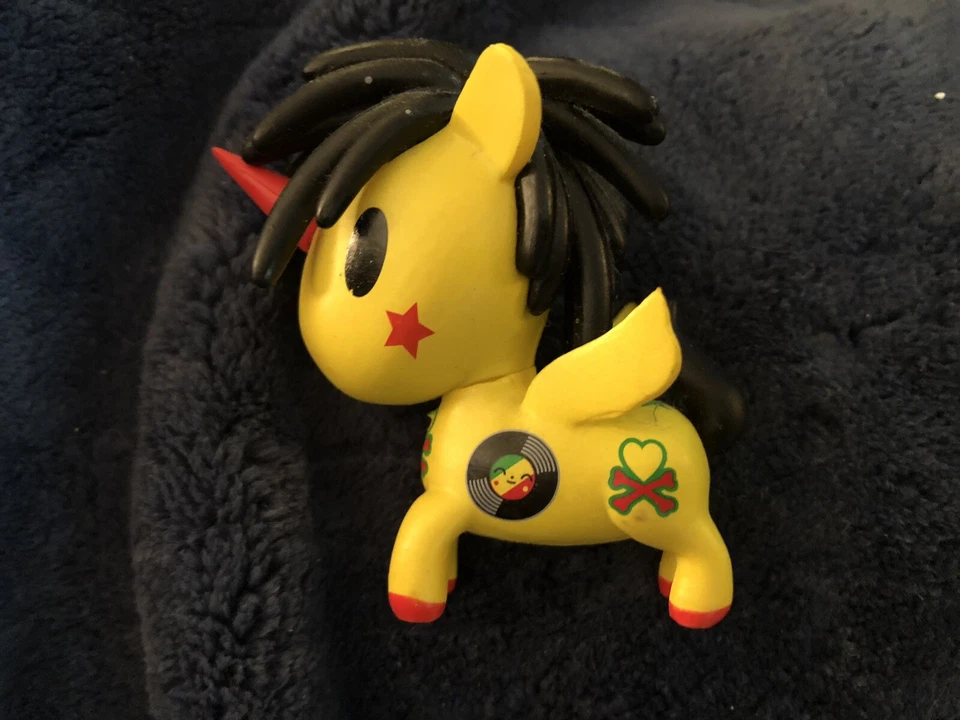 Figura Vinilo Tokidoki Unicorno Serie 1 Ritmo Amarillo Negro Diseño Reggae Foto 2 de 4