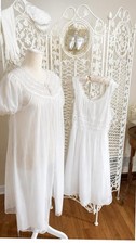 1963 Bridal Trousseau - Bata de boda original Lazarus Box, Negligee, zapatillas,
