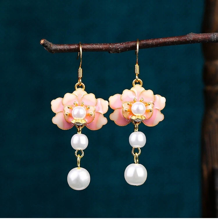 Pendientes colgantes de perlas esmaltadas flor boho delicadas piedras preciosas chapadas en oro de 18 quilates Foto 4 de 4