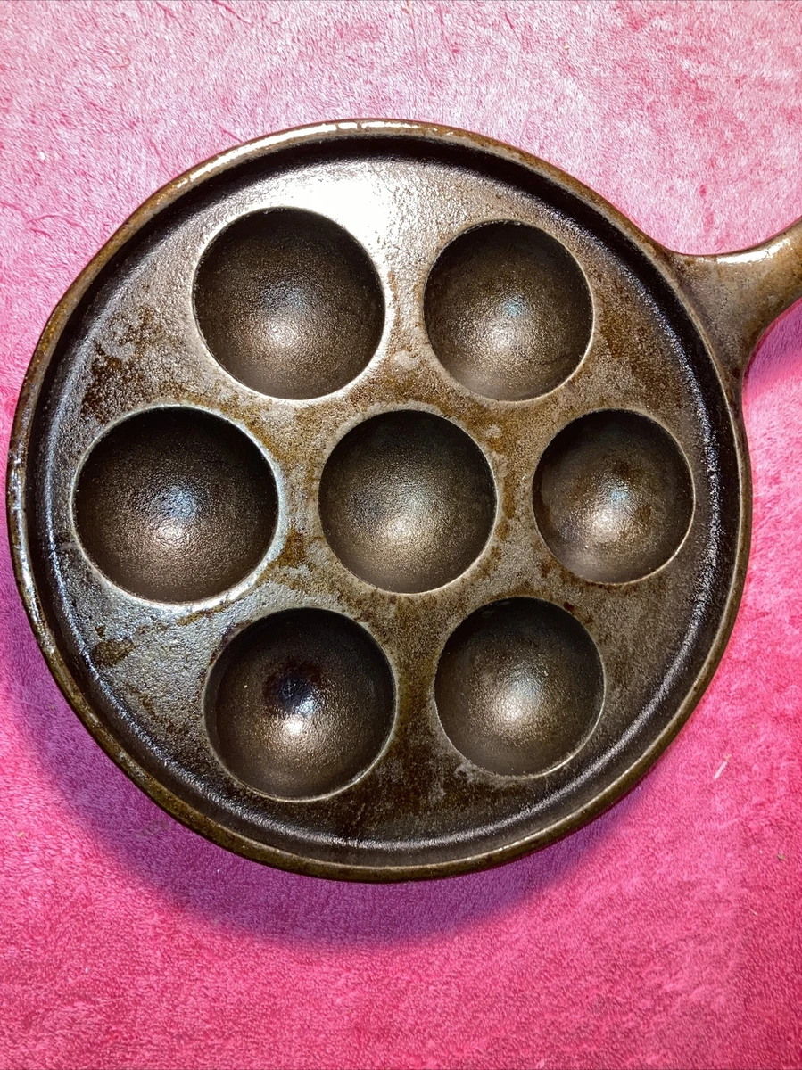 Griswold No 32 (962) Cast Iron Muffin Pan With Handle/ Egg Poacher Skillet/  US Baking Tray/ Vintage Metal Bakeware