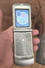 Motorola RAZR V3 Flip Phone Silver W/ Battery  Charger Powers Up