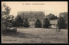 Old postcard Rueil, Fondation Cognacq view of the park with main building and trees envi 