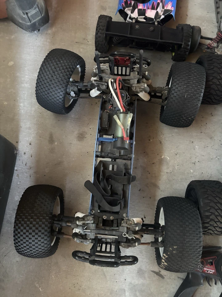 Remote control car Lot With Controllers And Batteries And Other Accessories ￼ - Image 4 of 4