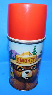 ! VINTAGE 1965 SMOKEY THE BEAR METAL THERMOS #2831 RARE READ LOOK !