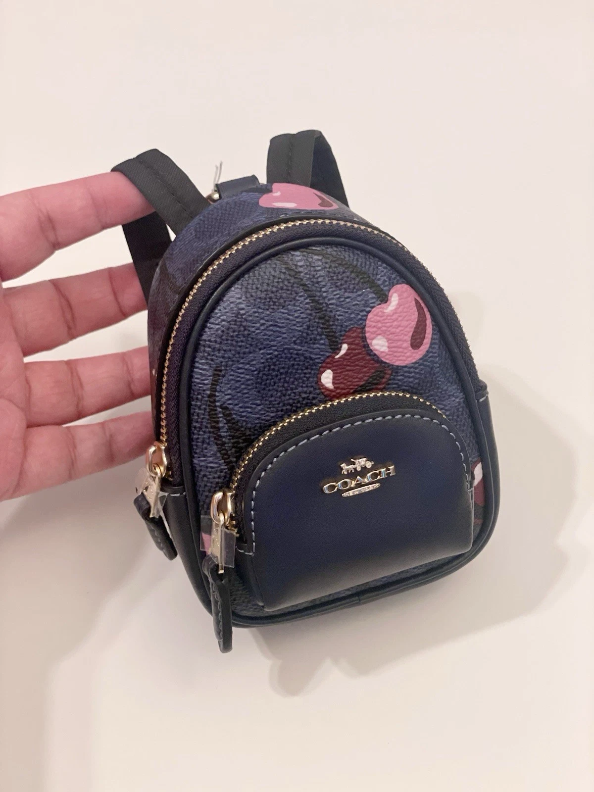 Coach Mini Court Zaino Borsa Charm In Tela Firmato Stampa Ciliegia CZ086 Nuovo con etichette